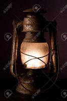 12815709-lampe-à-pétrole-ancienne-brûlant-avec-flamme-lumineuse.jpg